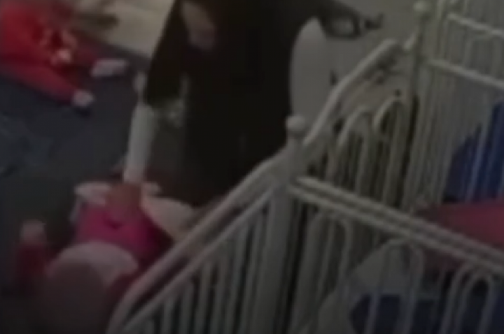 Funcionária de creche gravada agredindo bebês é encontrada morta