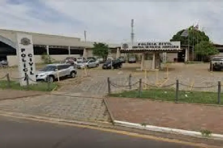 Funcionário morre após coletivo atingir alojamento de empresa