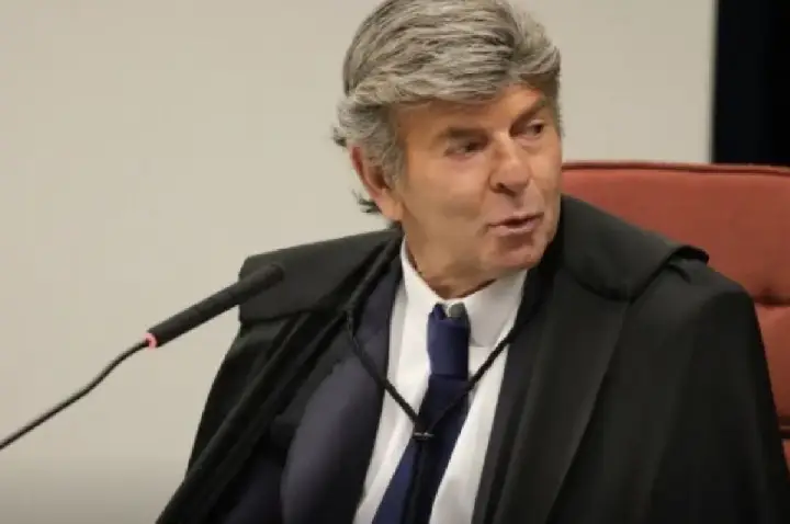 Fux suspende decisão de Dino e manda remover posts