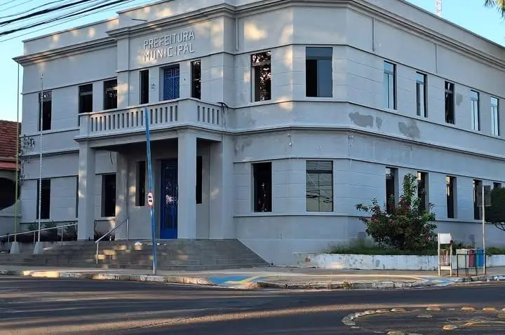 Geronice reassume a Prefeitura com ampla reforma administrativa, exonerando, de uma só vez, 30 cargos comissionados.