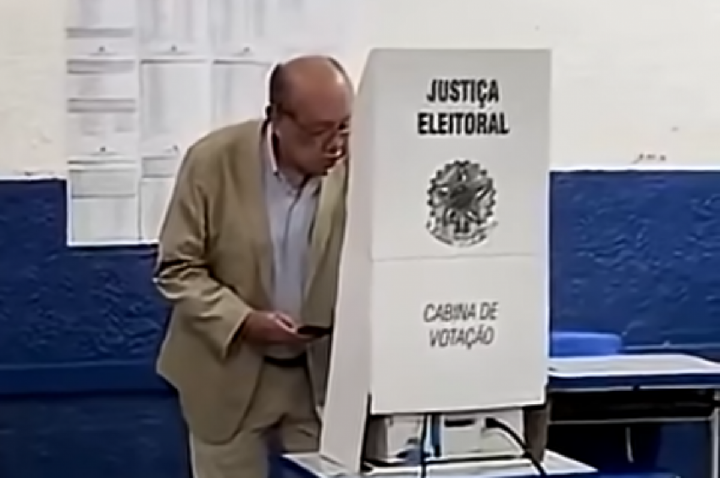 Gilmar Mendes diz que usou carteira, e não celular, na cabine