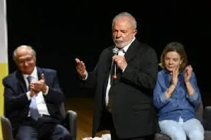 Gleisi corta cargos do Centrão após derrota no Congresso