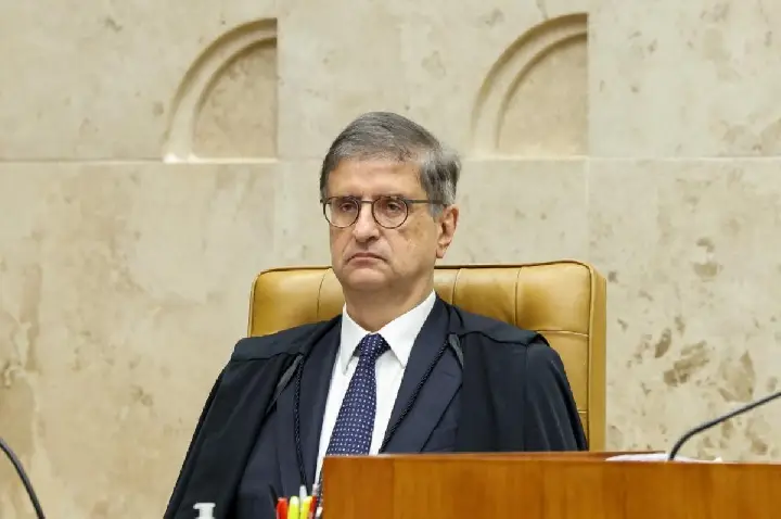 Gonet, citado em investigação, participa de sessão no STF
