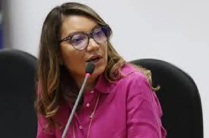 Governo tem 20 dias para explicar gastos com viagens de Janja