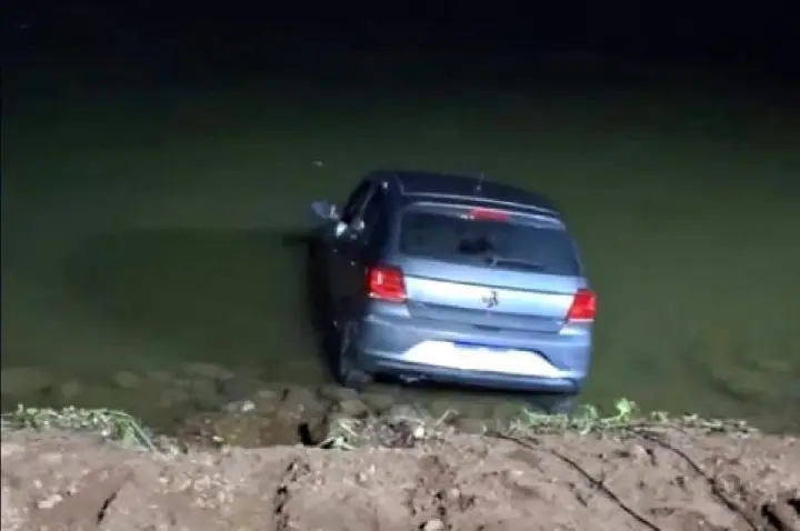 GPS engana e carro cai no Rio Tietê em Arealva