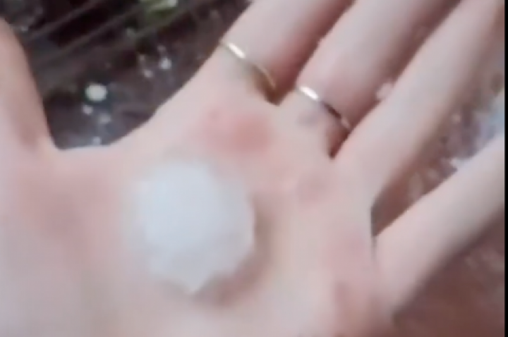 Granizo e vendaval destelham mais de mil casas no RS; VÍDEO