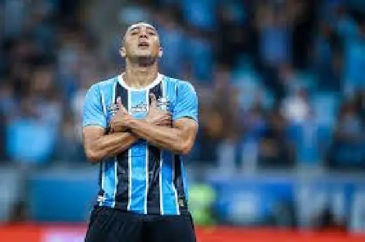 Grêmio aproveita erros do São Paulo e vence em casa