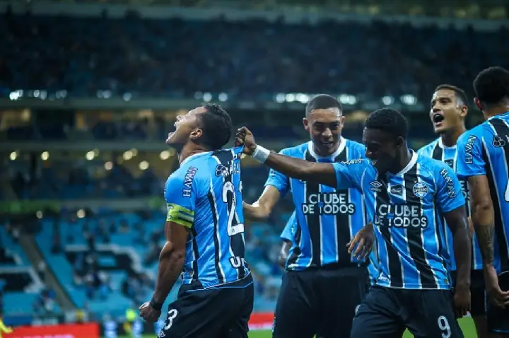 Grêmio aproveita um a mais e vence Atlético-MG com golaço