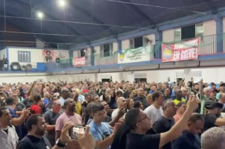 Greve no RJ: Passageiros afetados e 40 ônibus depredados