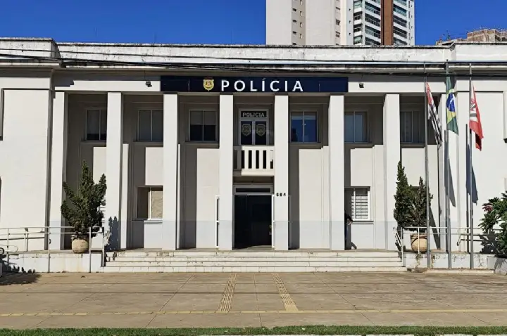 Grupo agride adolescente dentro de escola estadual