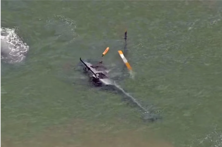 Helicóptero faz pouso forçado e afunda no mar da Barra; VÍDEO