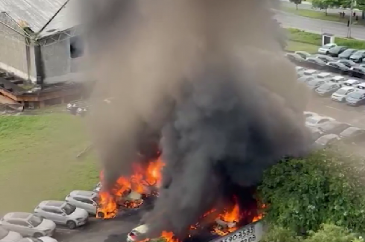 Helicópteros colidem no ar e caem no Rio; 6 morrem