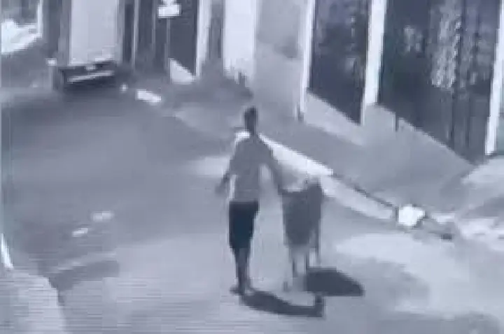 Homem abandona corpo de mulher em carrinho de supermercado; VÍDEO