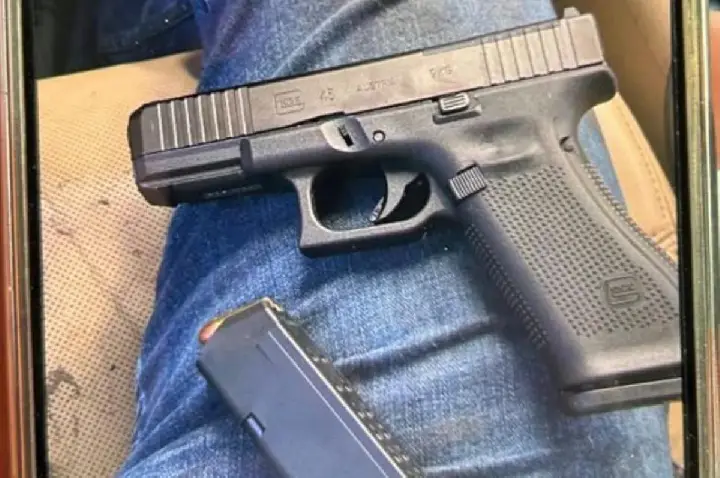 Homem ameaça e agride a ex e debocha da polícia com foto de arma