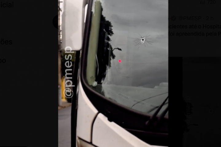 Homem armado invade ônibus e faz 13 reféns