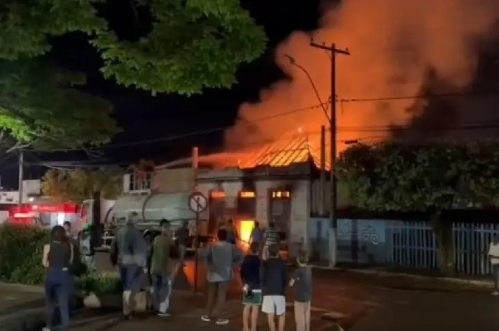 Homem carbonizado em incêndio foi assassinado; casal foi preso