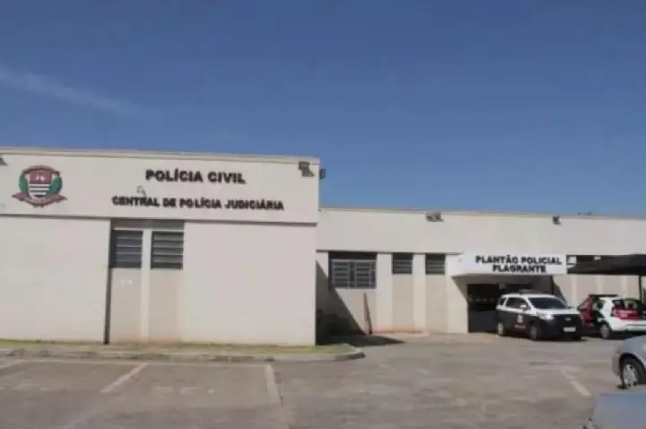 Homem dá facada em companheira, é contido com taser e acaba preso