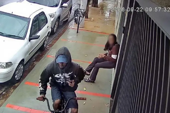 Homem de bicicleta arranca celular da mão de mulher e acaba preso