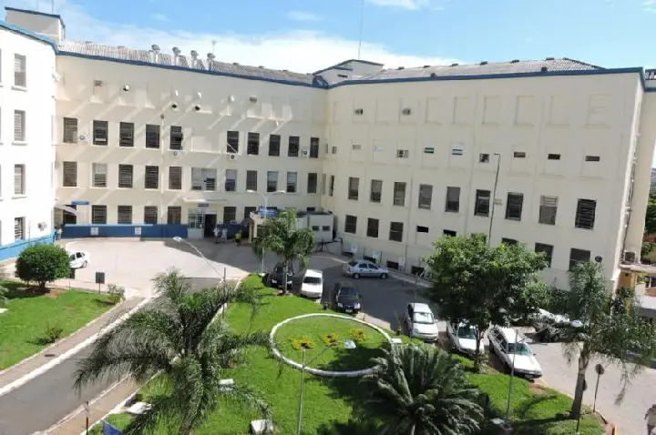 Homem é alvo de facada após repreender outro por urinar em praça