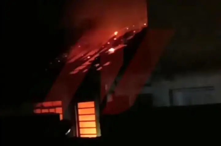 Homem e cachorro morrem durante incêndio em edícula; VÍDEO