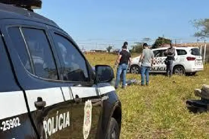 Homem é encontrado morto, com marcas de agressão, em um terreno