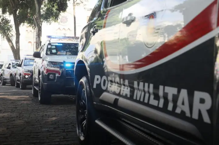 Homem é morto em carro com material de campanha política