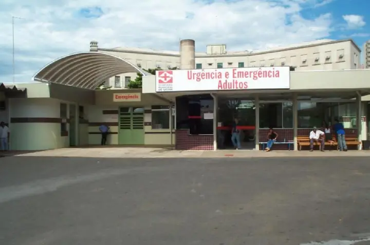 Homem é perseguido e esfaqueado em frente a condomínio em Bauru