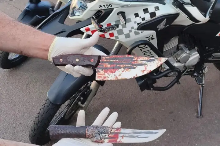 Homem é preso após ameaçar com faca a mulher e tentar atacar PMs