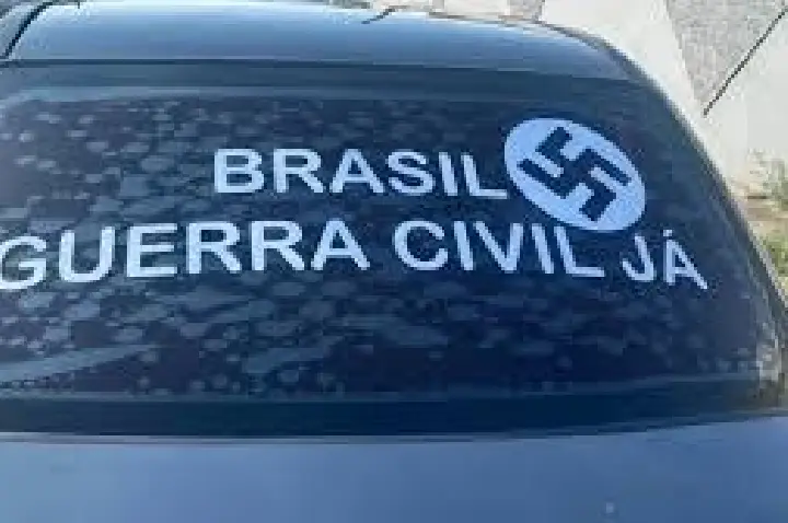 Homem é preso após circular com adesivo de suástica em carro