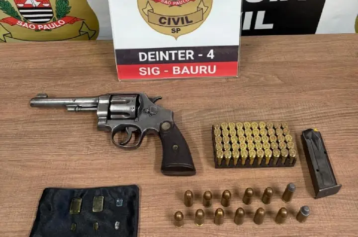 Homem é preso com arma e munições ilegais e seis pedras preciosas