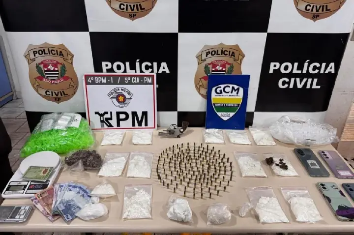 Homem é preso em operação conjunta com sacos de cocaína e arma