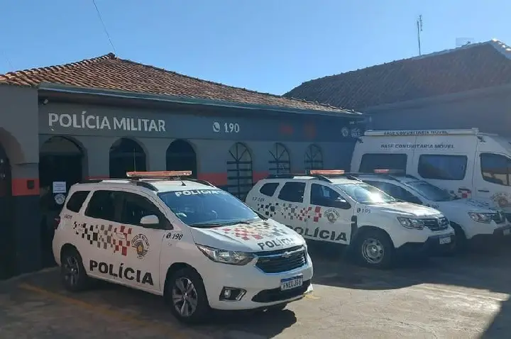 Homem é preso em Pirajuí por descumprimento de medida protetiva após invadir residência de familiares.