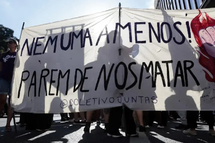 Homem é preso sob suspeita de jogar água fervendo na ex-mulher