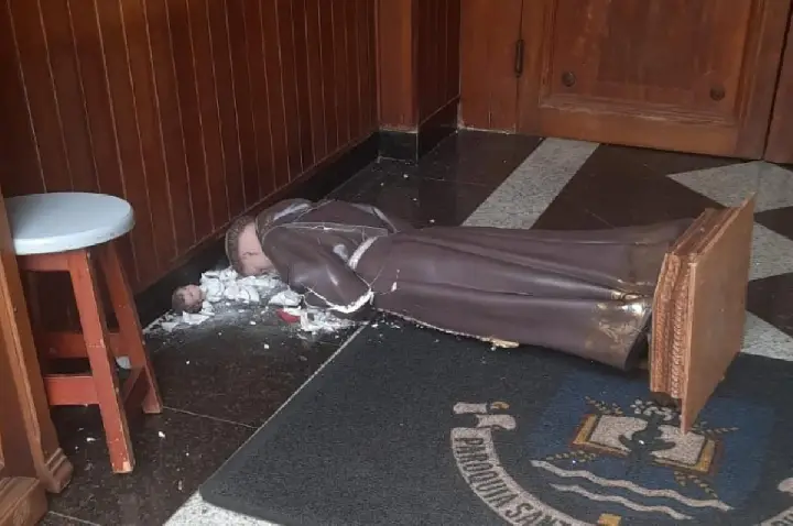 Homem é preso suspeito de danificar imagem de Santo Antônio