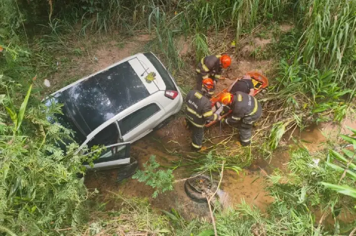 Homem é resgatado após passar noite em carro que caiu em barranco