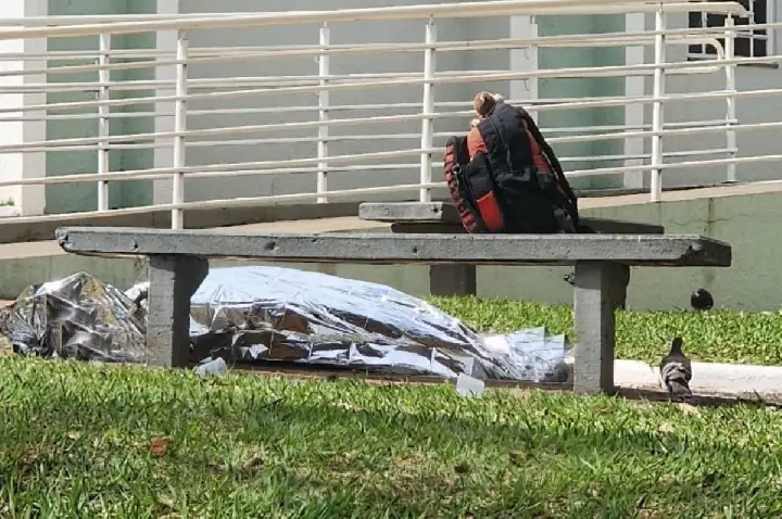Homem em situação de rua é encontrado morto em praça de Bauru