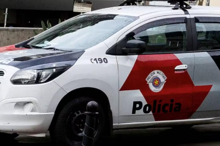 Homem em surto morre após ser contido e algemado por PMs