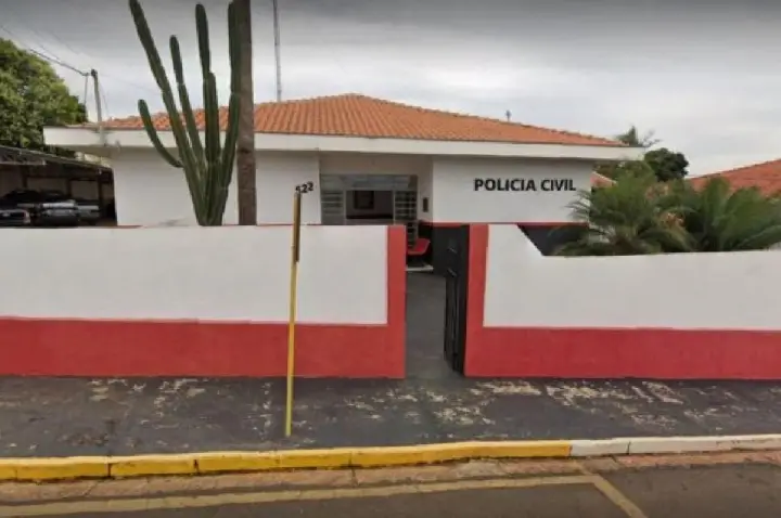 Homem esfaqueado na nuca corre de casa em chamas; irmão é preso