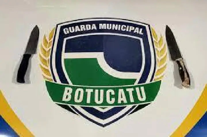 Homem esfaqueia namorada e mãe dela em praça de Botucatu