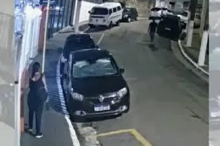 Homem faz tocaia e mata ex-esposa esfaqueada; VÍDEO