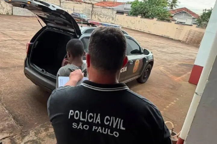 Homem ignora protetiva, tenta levar filho, agride a ex e é preso