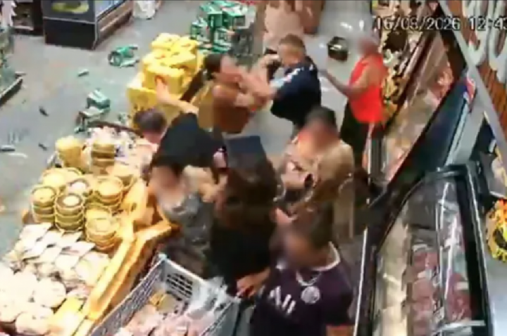Homem mata companheira pelas costas dentro de mercado