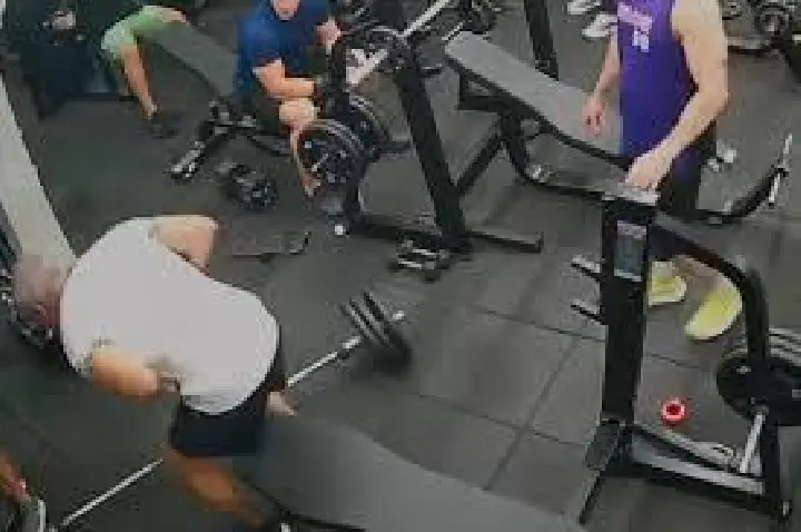 Homem morre depois de ser atingido por barra de supino; VÍDEO