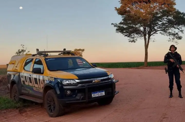 Homem oferece dinheiro a caixa de mercado em troca de sexo