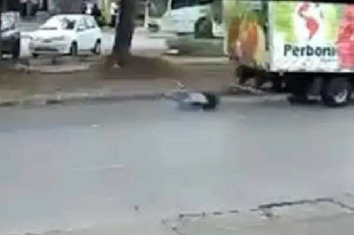 Homem se pendura em caminhão, cai e é arrastado; VÍDEO