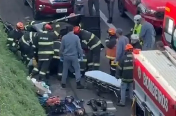 Homem sofre lesões graves em colisão com caminhão em Bauru; VÍDEO