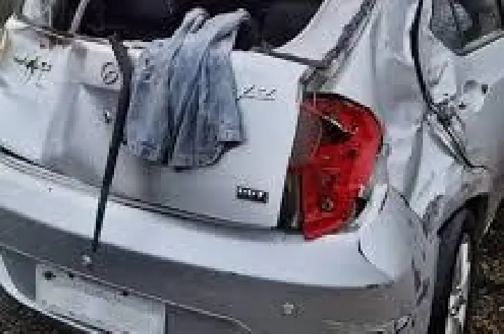 Homem tenta socorrer feridos e tem carro roubado por um deles