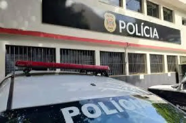 Homem vê energia desligar e luta com ladrões até a PM chegar