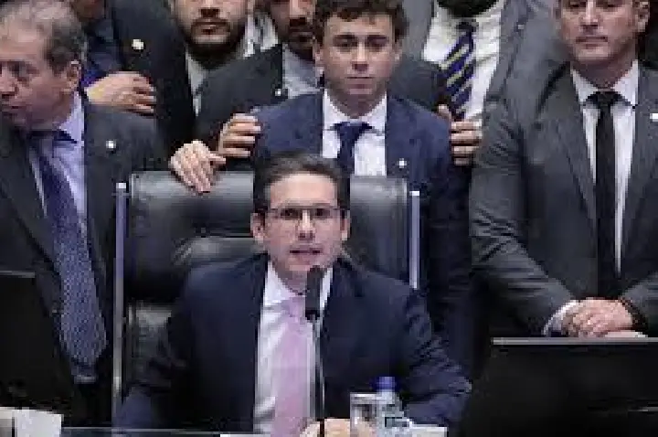 Hugo Motta avalia imagens para definir punição a deputados
