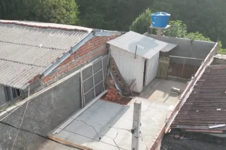 Idosa paga R$25 mil por casa de madeira, mas acaba em contêiner